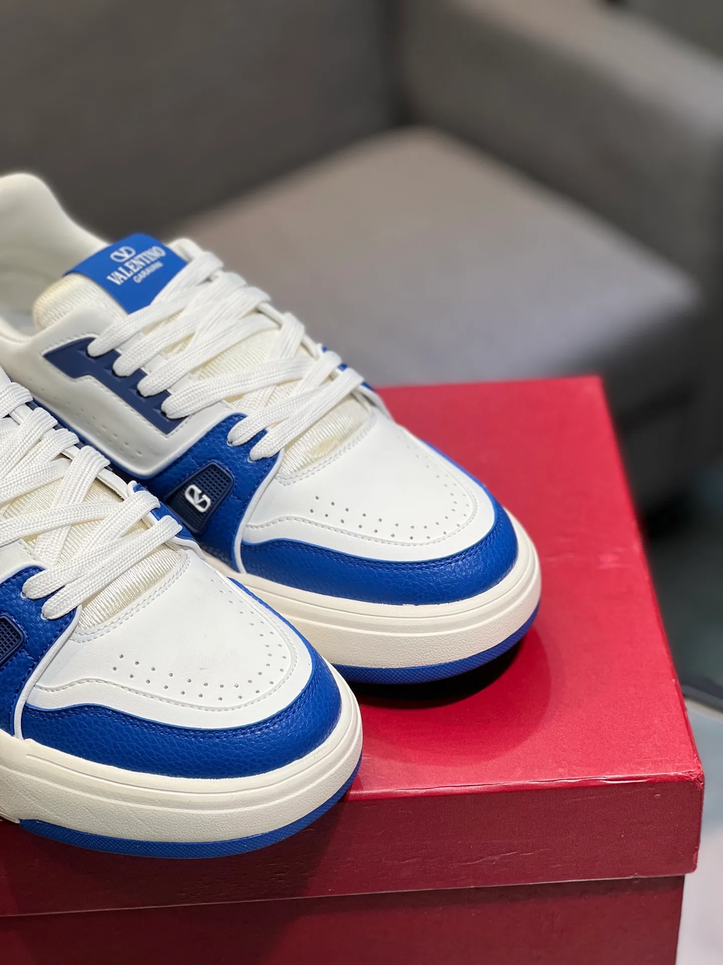 Men's men's shoes 💰660 𝑽𝒂𝒍𝒆𝒏𝒕𝒊𝒏𝒐 Valentino 𝑶𝒏𝒆𝑺𝒕𝒖𝒅 Couple's sneaker series Valentino 2025 latest couple's sneakers, celebrity style, hot sale. The original ZP was purchased and dismantled. Repeated pattern making and modification. I strive to restore the original version 1:1! Top luxury masterpiece, soft and comfortable, combining fashion and leisure, bringing excellent elegant texture and excellent on-foot comfort. Top purchase version upper: imported calfskin surface/original oil edge craftsmanship. Inner: water-dyed cowhide lining. Outsole: original development 𝐓𝐏𝐔 two-color combination outsole. Packaging: original configuration complete package. Code number: 35-44 yards. 34.45 can be customized. Can be customized (self-labeled-no label) order.